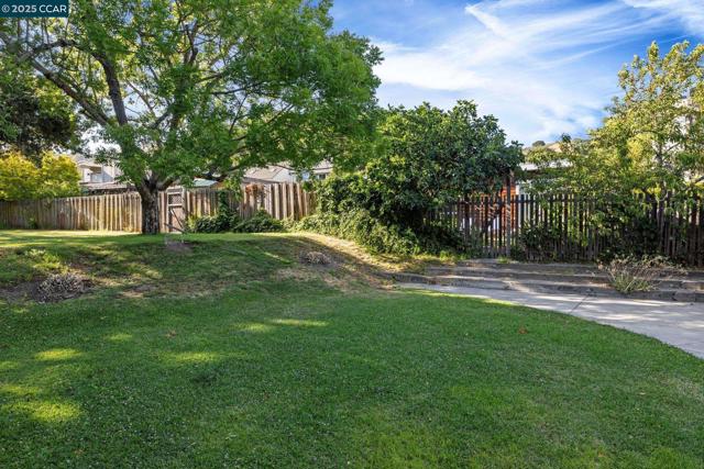 9 Glen Dr, Fairfax CA: https://media.crmls.org/mediaz/ddea3266-a268-4a7a-8f74-c48f319159bf.jpg