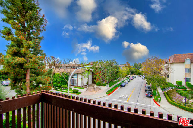 6000 Canterbury Drive, Culver City CA: https://media.crmls.org/mediaz/ddeaebb5-2a48-44e8-a7e0-ee894ceeed22.jpg