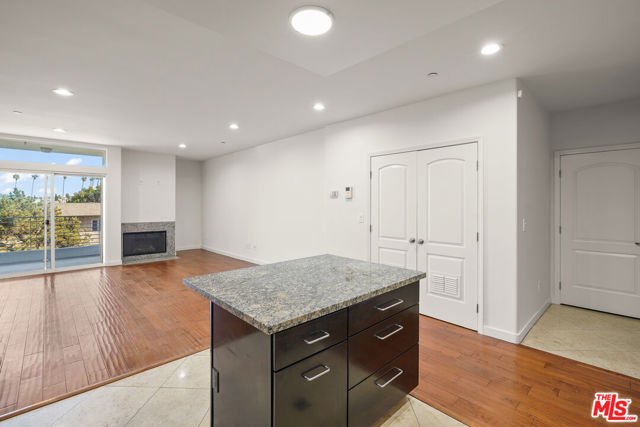 401 N Serrano Avenue, Los Angeles CA: https://media.crmls.org/mediaz/ddeb0062-5a2e-4192-a143-6c0e79fe7b5f.jpg
