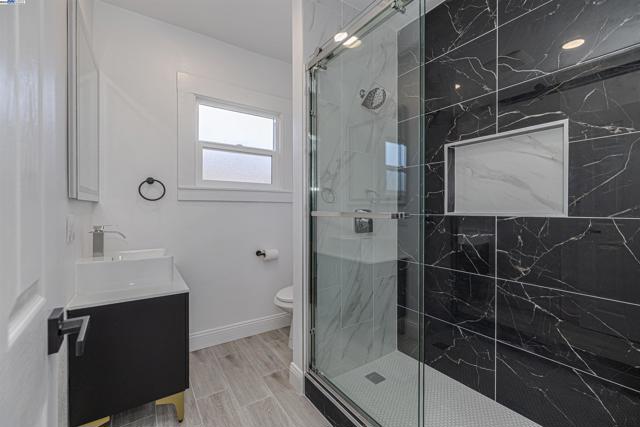4015 SAN JUAN ST, Oakland CA: https://media.crmls.org/mediaz/ddeb408c-6218-4639-ad21-51cd2a9236a1.jpg