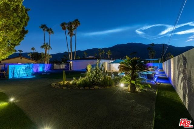 980 N Buttonwillow Circle, Palm Springs CA: https://media.crmls.org/mediaz/ddeb86b8-cb9a-4911-8757-fe8a34fedb1c.jpg