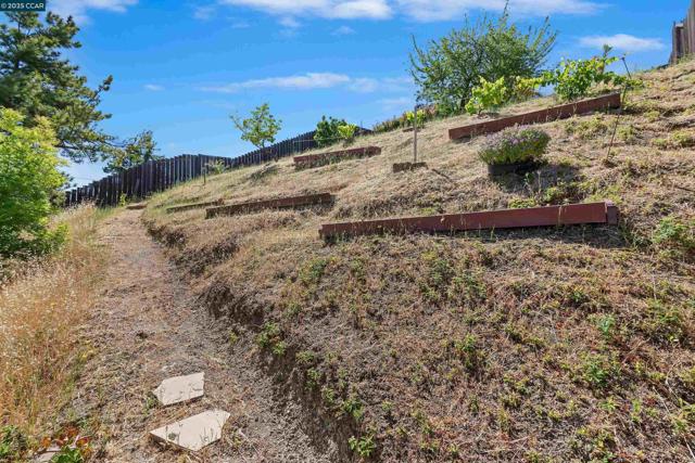 2628 Asilomar Dr, Antioch CA: https://media.crmls.org/mediaz/ddeb9f9b-c0fd-4e60-8b86-cf36c414c50a.jpg