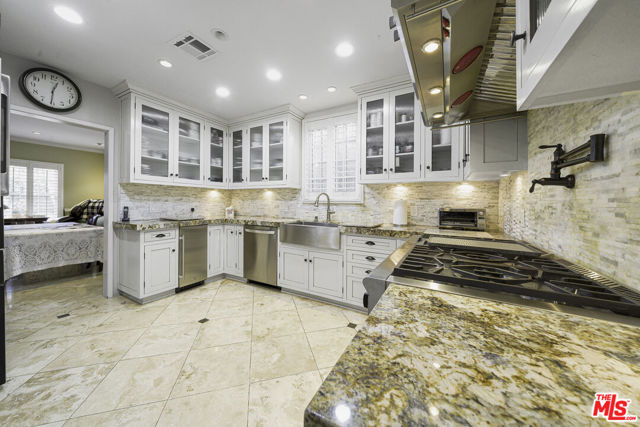 950 S Longwood Avenue, Los Angeles CA: https://media.crmls.org/mediaz/ddeba936-624a-4e1a-89f5-114dc886260d.jpg