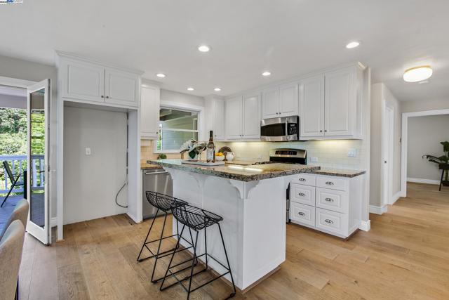 5601 Castle Dr, Oakland CA: https://media.crmls.org/mediaz/ddec22f7-0a28-4041-bb8e-8e23947c19f6.jpg