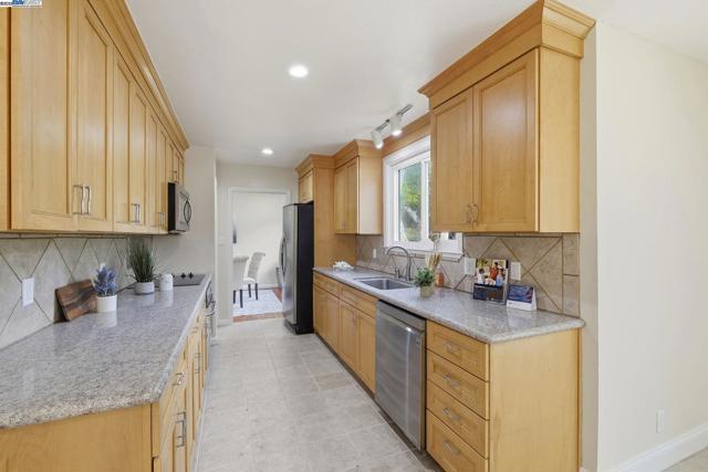 42293 Camino Santa Barbara, Fremont CA: https://media.crmls.org/mediaz/ddec70e2-2e5d-4be3-9a70-7c82ff10aeb9.jpg