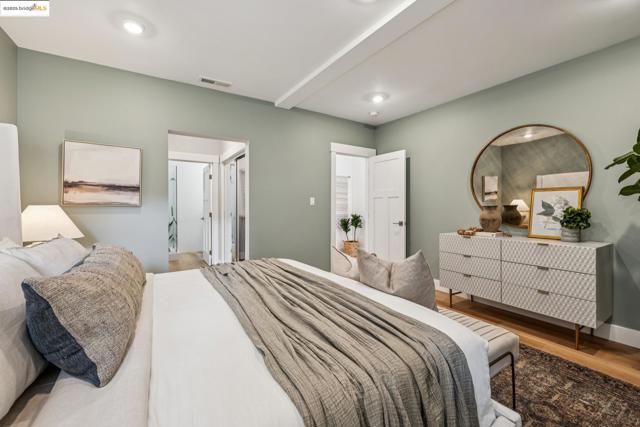617 59th St, Oakland CA: https://media.crmls.org/mediaz/ddec7345-3545-410b-8dd9-18e2f8dc5eb2.jpg