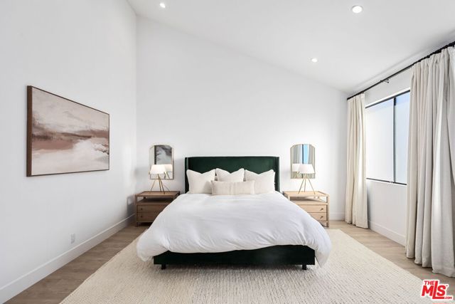 5254 Yarmouth Avenue, Encino CA: https://media.crmls.org/mediaz/ddeca5dd-35b4-4a0f-9e52-861c6e52eca0.jpg