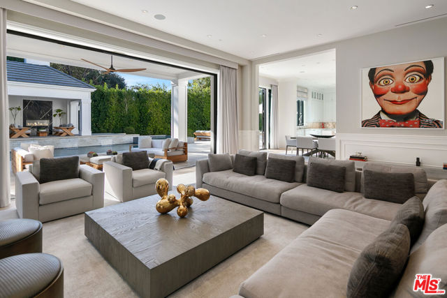9520 Hidden Valley Road, Beverly Hills CA: https://media.crmls.org/mediaz/dded8741-81ef-41f4-a692-1999d140c1ef.jpg