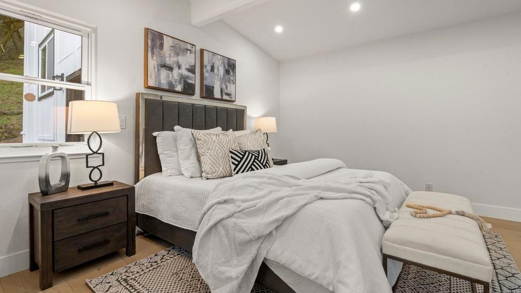 https://media.crmls.org/mediaz/ddee7a77-fba8-46cb-aa72-7a6f20746fc9.jpg?preset=X-Large