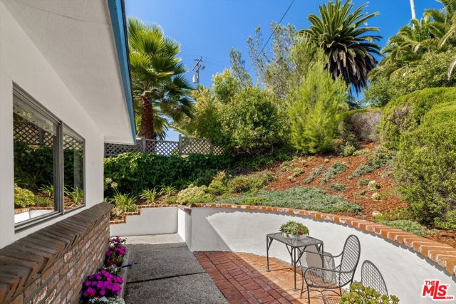 540 Miramonte Drive, Santa Barbara CA: https://media.crmls.org/mediaz/ddeed821-fcb6-4592-ad6b-70e8b5efb639.jpg