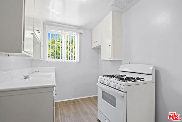 115 N Oak Street, Inglewood CA: https://media.crmls.org/mediaz/ddef745f-deef-46b0-8ef2-89481cb2a90d.jpg