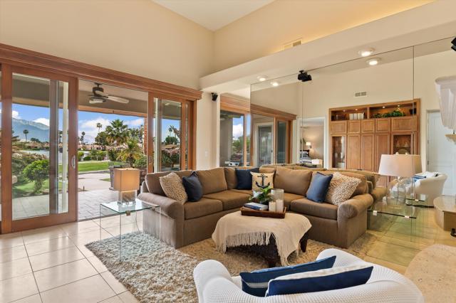 105 Lake Shore Drive, Rancho Mirage CA: https://media.crmls.org/mediaz/ddf1c136-c2e8-449a-a614-b08afb5d3a78.jpg