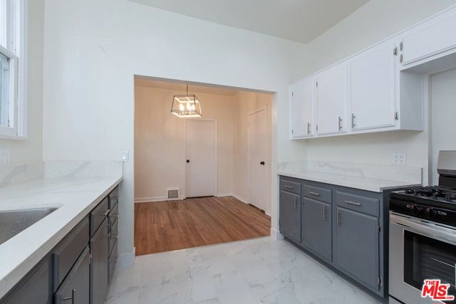 181 S Sycamore Avenue, Los Angeles CA: https://media.crmls.org/mediaz/ddf2810a-3a0f-49e5-ade5-d6638cb42dfd.jpg