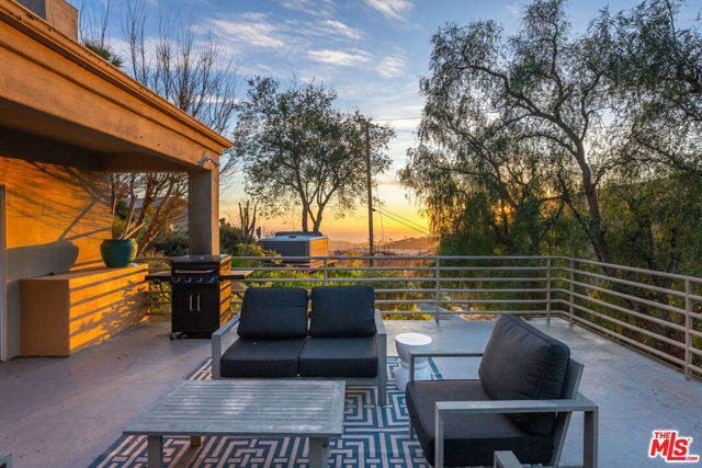 4350 Hillview Drive, Malibu CA: https://media.crmls.org/mediaz/ddf2f7da-70f6-47b0-87b1-84412ef665d7.jpg