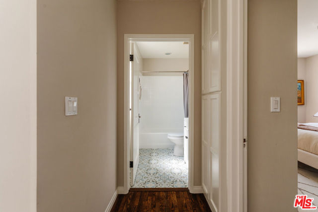 3975 Sutro Avenue, Los Angeles CA: https://media.crmls.org/mediaz/ddf3f0c8-548f-42c4-82ff-786eaf608118.jpg