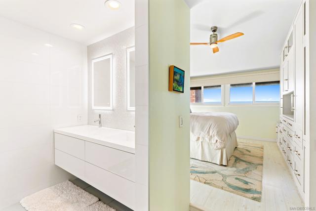 194 Neptune Ave, Encinitas CA: https://media.crmls.org/mediaz/ddf51a70-dc90-4b34-b4a5-12064ab67019.jpg