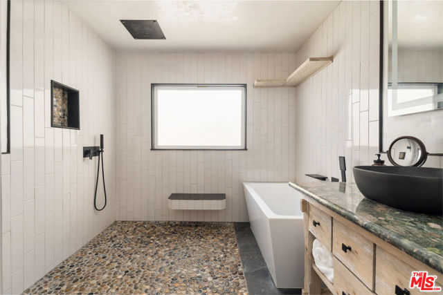 1633 Hickory Avenue, Torrance CA: https://media.crmls.org/mediaz/ddf588a3-fd1b-443b-865d-92b1d1327f23.jpg