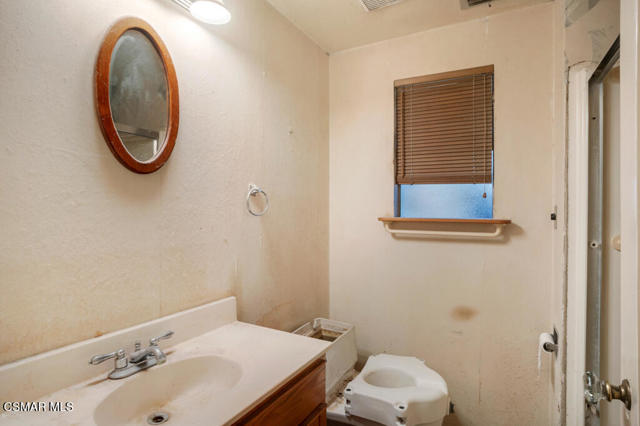 2327 Royal Avenue, Simi Valley CA: https://media.crmls.org/mediaz/ddf63e50-6d22-46c1-8708-feb0ac59cecc.jpg
