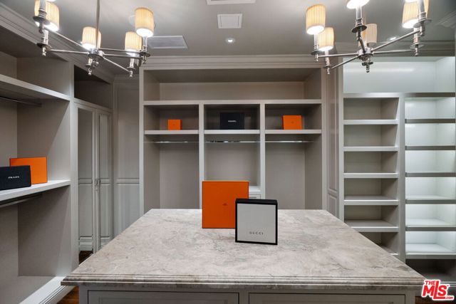 6882 Arizona Avenue, Los Angeles CA: https://media.crmls.org/mediaz/ddf73867-bdea-4d76-936e-2729f116b408.jpg