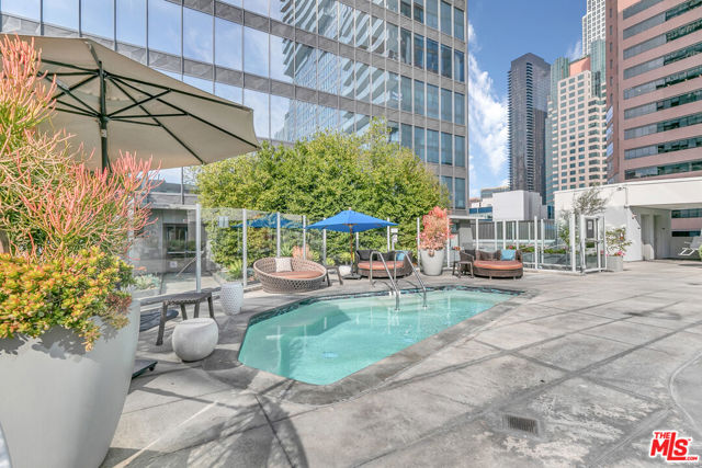 901 S Flower Street, Los Angeles CA: https://media.crmls.org/mediaz/ddf74c5c-c863-4bf3-87c2-f3ca5af7e338.jpg