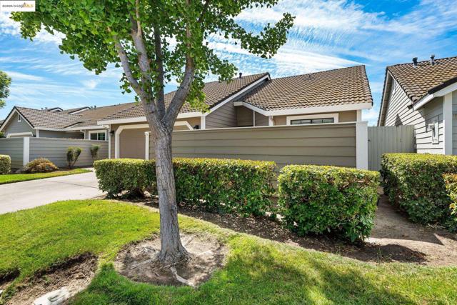 2256 Camborne Dr, Modesto CA: https://media.crmls.org/mediaz/ddf75c20-5e02-43a0-a2fb-1641b119ca59.jpg