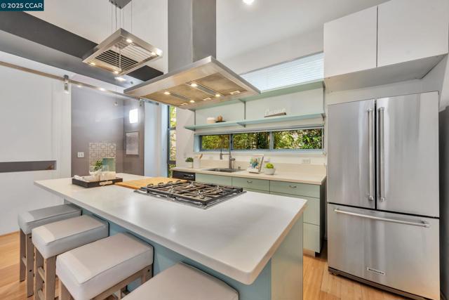 1231 Pine St, Oakland CA: https://media.crmls.org/mediaz/ddf7c872-a2b5-4558-ab34-0e8d4e3720f6.jpg