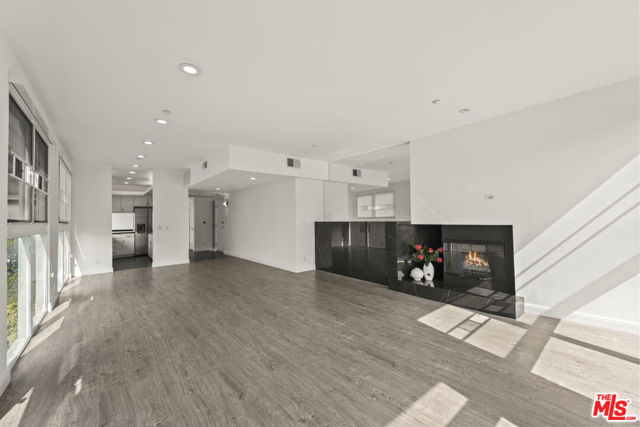 1932 Selby Avenue, Los Angeles CA: https://media.crmls.org/mediaz/ddf8033a-835a-4033-ab3f-6be0de8adde2.jpg