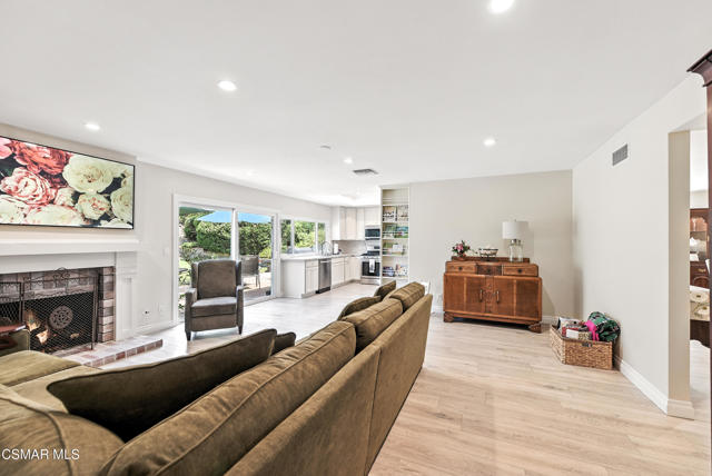 2063 Woodglen Street, Simi Valley CA: https://media.crmls.org/mediaz/ddf8a023-22c7-4358-8511-962e9985f701.jpg