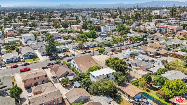 2922 8th Avenue, Los Angeles CA: https://media.crmls.org/mediaz/ddf9229c-2a4a-4105-84a2-0007ef37e0e4.jpg