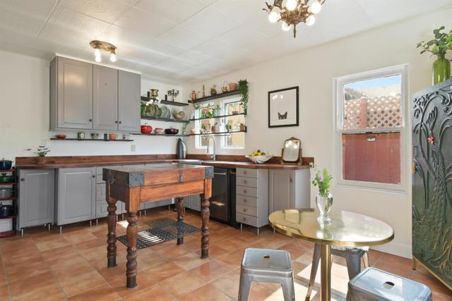 1032 Alberta Pl, San Diego CA: https://media.crmls.org/mediaz/ddf988a9-08ea-456f-8146-61056275bbbc.jpg
