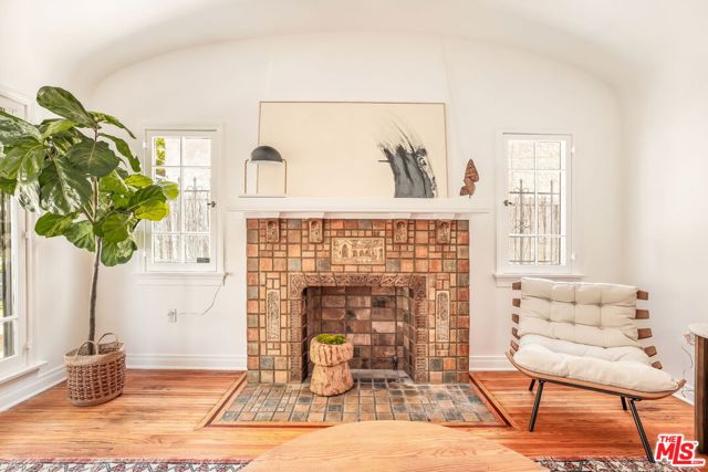 842 S Sycamore Avenue, Los Angeles CA: https://media.crmls.org/mediaz/ddf9dc38-d14b-42e0-a8b4-13202e170865.jpg