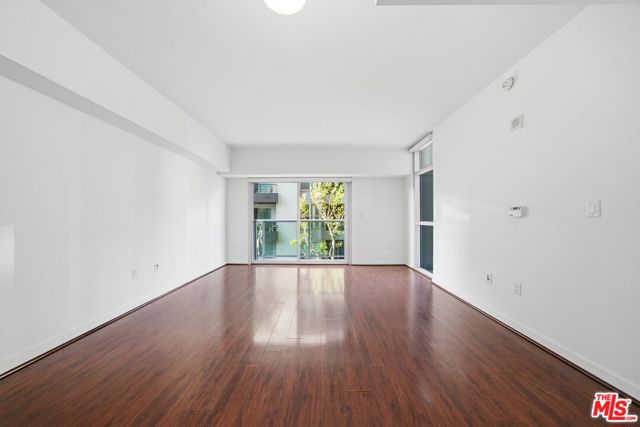 13700 Marina Pointe Drive, Marina del Rey CA: https://media.crmls.org/mediaz/ddfa57b5-d39b-424c-91d1-cd241c4f90ff.jpg