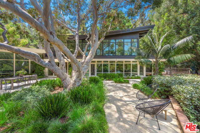 2179 Mandeville Canyon Road, Los Angeles CA: https://media.crmls.org/mediaz/ddfc60c3-ee9b-4d12-b91e-293af3d5deb0.jpg