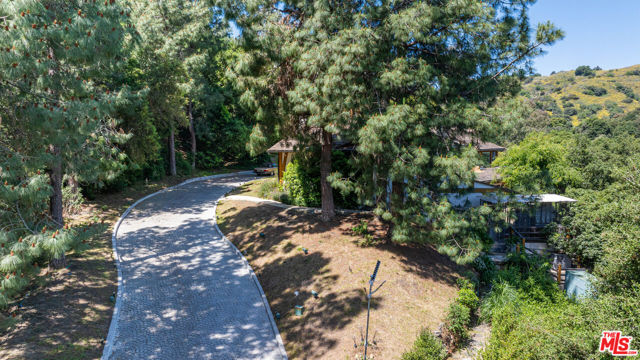 12003 Briarvale Lane, Studio City CA: https://media.crmls.org/mediaz/ddfd132c-d335-46fe-a191-4c934597d6ed.jpg