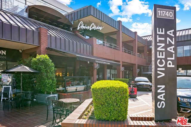 11645 Montana Avenue, Los Angeles CA: https://media.crmls.org/mediaz/ddfe2f23-f064-4b6a-a939-cbbadb981652.jpg
