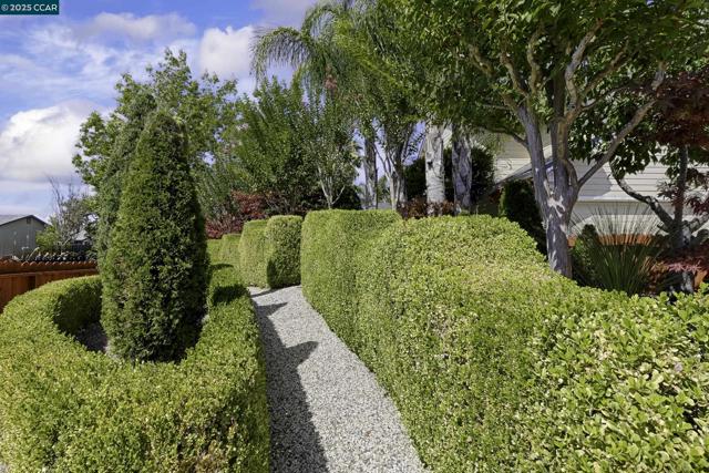 1795 Walnut Creek Dr, Santa Rosa CA: https://media.crmls.org/mediaz/ddfe5216-29d4-415f-9b86-aa7ed30fcbc5.jpg