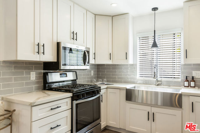 11828 Goshen Avenue, Los Angeles CA: https://media.crmls.org/mediaz/ddfeb756-e2a8-4781-8c4d-c94dffaa7a08.jpg