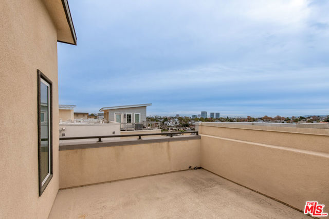 516 E Imperial Avenue, El Segundo CA: https://media.crmls.org/mediaz/ddfebdb5-1259-4ca9-9e91-8d3538bcbfcd.jpg