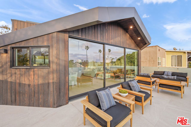 2530 Beverley Avenue, Santa Monica CA: https://media.crmls.org/mediaz/ddffe712-89f2-4c97-a3b8-0580c86eeca2.jpg