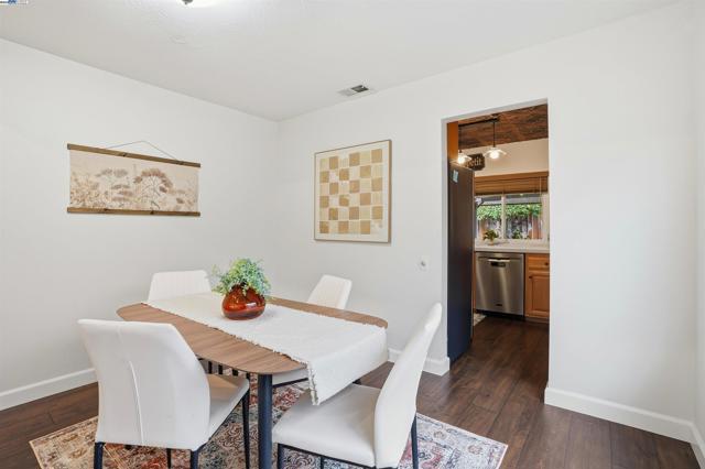 4490 Buckthorn Ct, Concord CA: https://media.crmls.org/mediaz/de004aec-4fb9-48f1-a47a-6994c12cb7c9.jpg