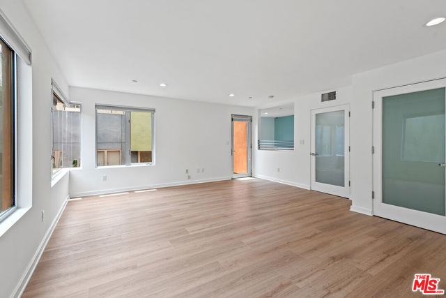 900 N West Knoll Drive, West Hollywood CA: https://media.crmls.org/mediaz/de00a49f-520f-42c8-a990-ba64897bc3cc.jpg