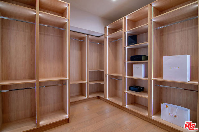22616 Hatteras Street, Woodland Hills CA: https://media.crmls.org/mediaz/de0215a9-cd0d-4112-99e3-4a925d0592fa.jpg