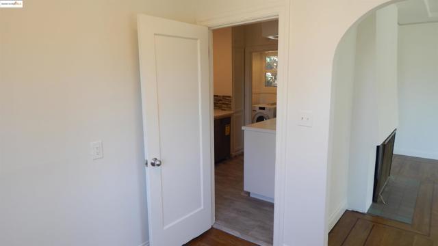 108 Green St, Martinez CA: https://media.crmls.org/mediaz/de025cb8-1626-4805-a416-088d2d043797.jpg
