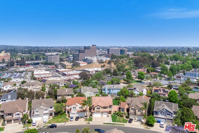 6615 Kentwood Bluffs Drive, Los Angeles CA: https://media.crmls.org/mediaz/de02ed87-cb11-4087-b52a-f4f34f0c8f1e.jpg