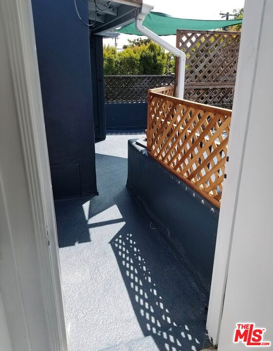 6640 Leland Way, Los Angeles CA: https://media.crmls.org/mediaz/de0376d9-1160-40fa-8d08-aa000d126482.jpg