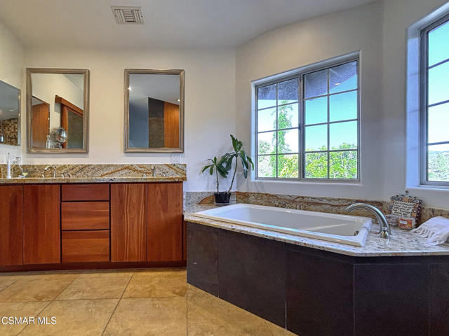 2554 Kirsten Lee Drive, Westlake Village CA: https://media.crmls.org/mediaz/de038381-4c60-4a19-9132-bd4073a54514.jpg