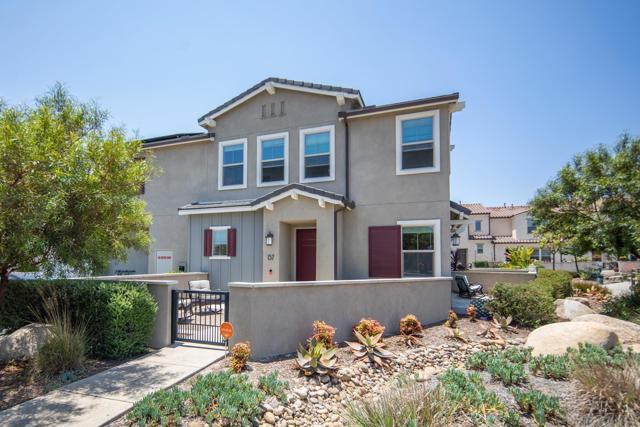 1257 Calle Datura, Chula Vista CA: https://media.crmls.org/mediaz/de04647a-07b7-4856-97b7-ea22b672add8.jpg