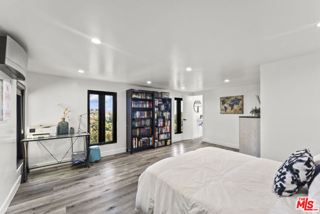 8960 Crescent Drive, Los Angeles CA: https://media.crmls.org/mediaz/de04730d-3abb-4515-bcee-cba09a9a279e.jpg