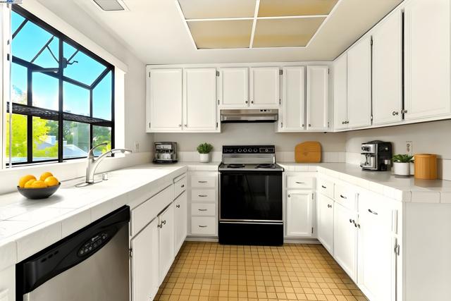 2437 Sebastopol Ln, Hayward CA: https://media.crmls.org/mediaz/de049363-f8f4-4f0d-86cd-37bac4414247.jpg