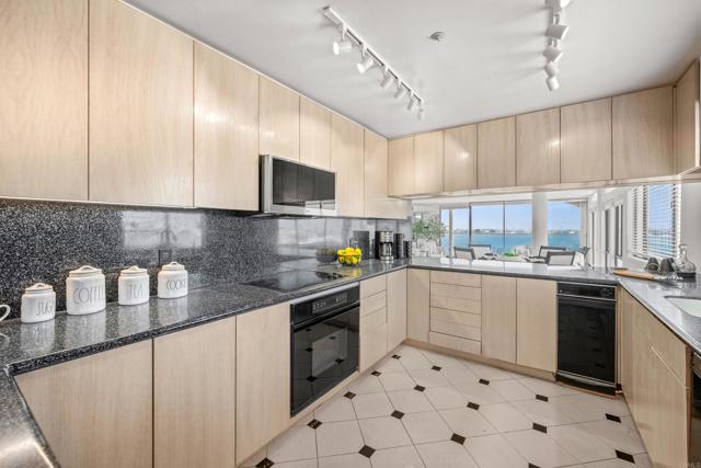 Detail Gallery Image 10 of 25 For 3868 Riviera 4a,  San Diego,  CA 92109 - 3 Beds | 2/1 Baths